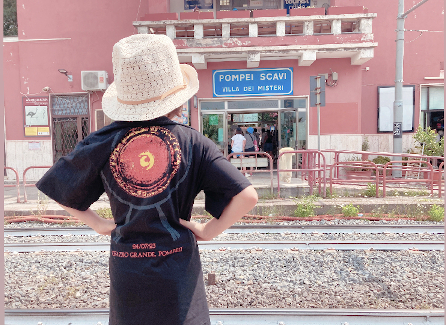 Una giovanissima fan alla stazione di Pompei con la maglietta realizzata appositamente per il concerto dei Nick Mason's Saucerful of Secrets a Pompei @ph by G. Caselli