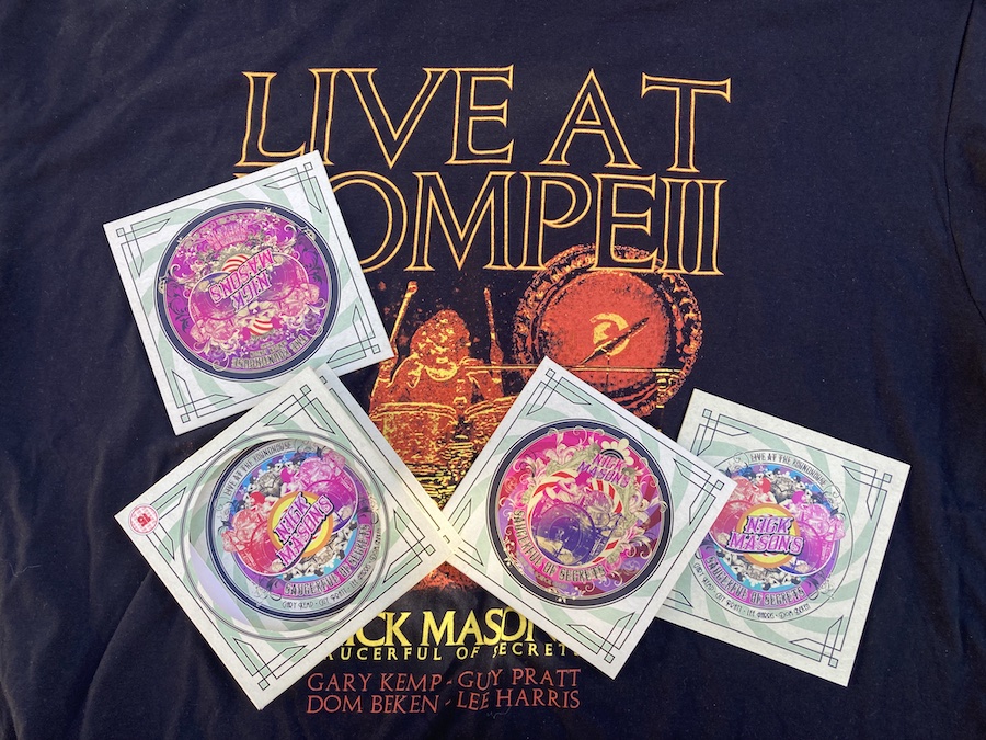 La maglietta realizzata esclusivamente per il concerto di Nick Mason a Pompei con cd e dvd dei Nick Mason's Saucerful of Secrets